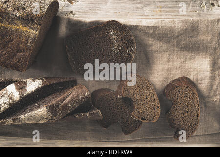 Fette di pane sul tovagliolo sulla tavola di legno orizzontale Foto Stock