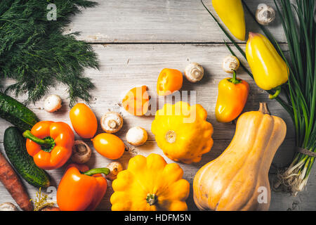 Giallo e verdura verde sul bianco tavolo in legno vista superiore Foto Stock