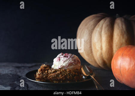 Dump di zucca torta con gelato sul tavolo di pietra in orizzontale Foto Stock