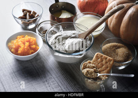 Ingredienti per la zucca torta dump sul bianco tavolo orizzontale Foto Stock