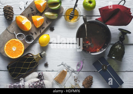 Ingredienti per il vin brulé sul bianco tavolo in legno vista superiore Foto Stock