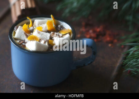 Cioccolata calda con arancia e marshmallows sullo sfondo marrone in orizzontale Foto Stock