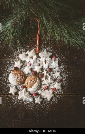 Palla di Natale realizzata dai cookie e bacche sul legno verticale di sfondo Foto Stock