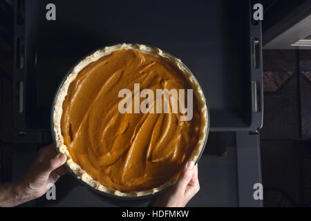 Mettere la torta di zucca al forno vista superiore Foto Stock