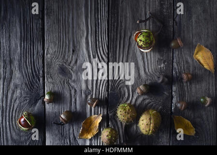 Autunno doni sul tavolo di legno vista superiore Foto Stock