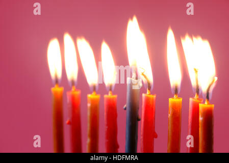 Hanukkah candele accese sullo sfondo rosa Foto Stock