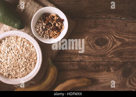 Ingredienti per granola sul tavolo di legno vista superiore Foto Stock