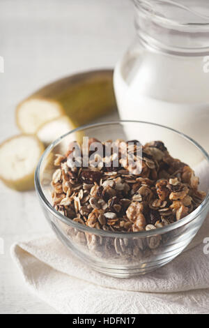 Granola nella ciotola di vetro verticale Foto Stock