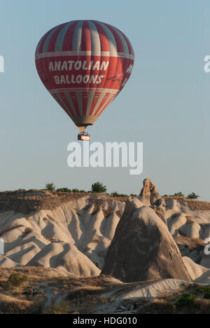 Anatolica palloncini mongolfiera galleggia sopra la stravagante, scolpiti Paesaggio della Cappadocia. Foto Stock