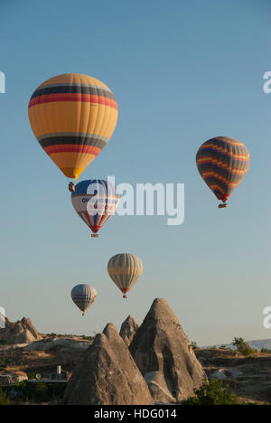 Molti i palloni ad aria calda si ergono sulle Camini di Fata in Cappadocia, Turchia. Foto Stock