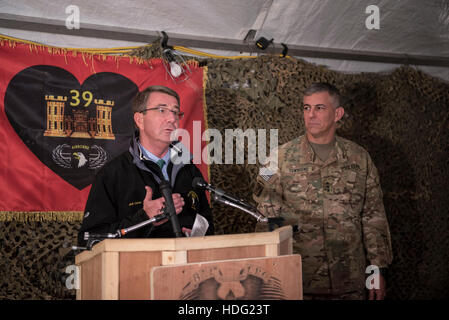 U.S il Segretario della Difesa Ashton Carter e U.S. Esercito Lt. Gen. Stephen Townsend, comandante della Combined Joint Task Force inerente operazione di risolvere, ospitare una conferenza stampa congiunta al Qayyarah Airfield West Dicembre 11, 2016 nei pressi di Mosul, Iraq. Foto Stock