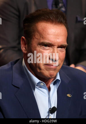 Universal City, CA, Stati Uniti d'America. Il 9 dicembre, 2016. 09 Dicembre 2016 - CITTÀ UNIVERSALE, California - Arnold Schwarzenegger. Q&A di NBC's '' la nuova Celebrity Apprendista'" tenutasi presso NBC Universal lotto. Photo credit: Faye Sadou/AdMedia © Faye Sadou/AdMedia/ZUMA filo/Alamy Live News Foto Stock