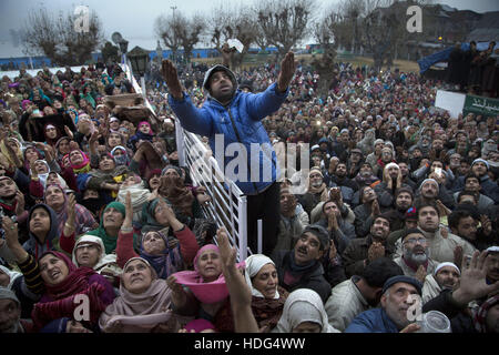 Srinagar, Indiano-controllato del Kashmir. 12 Dic, 2016. I musulmani del Kashmir cercare benedizioni come il sacerdote di testa (non in foto) visualizza una reliquia del profeta di Islam-Muhammad presso il santuario Hazratbal a Srinagar, capitale estiva di Indiano-Kashmir controllata, Dic 12, 2016. I musulmani in India-Kashmir controllato il lunedì ha celebrato l'Eid-e-Milad-ONU-Nabi segna la nascita anniversario del profeta di Islam-Mohammed. Credito: Javed Dar/Xinhua/Alamy Live News Foto Stock