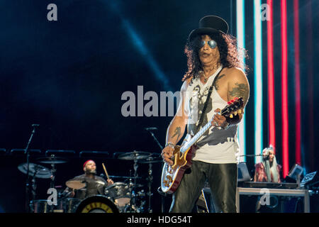 Chicago, Illinois, Stati Uniti d'America. 12 Dic, 2016. FRANK FERRER, Slash e MELISSA REESE dei Guns N' Roses eseguire live al Soldier Field durante il non in questa vita tour in Chicago, Illinois Credit: Daniel DeSlover/ZUMA filo/Alamy Live News Foto Stock