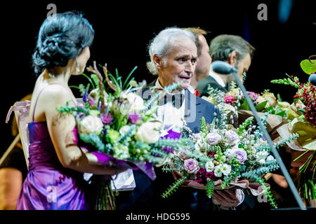 Pardubice, Repubblica Ceca. Decimo Dec, 2016. Tenore spagnolo Jose Carreras (centro) e Soprano messicana Rebeca Olvera (sinistra) eseguire entro il concerto di Natale a Pardubice, Repubblica Ceca, Dicembre 10, 2016. © David Tanecek/CTK foto/Alamy Live News Foto Stock