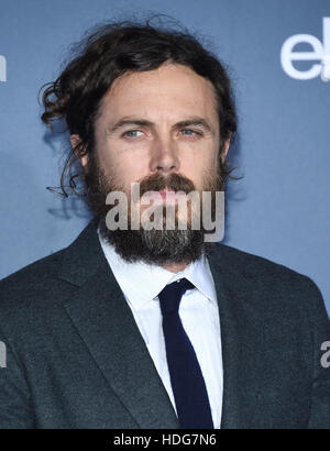 Santa Monica, California, Stati Uniti d'America. Undicesimo Dec, 2016. Casey Affleck arriva per la XXII edizione critica' Choice Awards a Barker appendiabiti. Credito: Lisa O'Connor/ZUMA filo/Alamy Live News Foto Stock