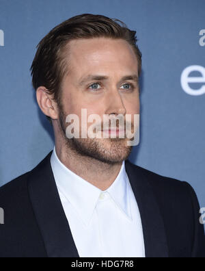 Santa Monica, California, Stati Uniti d'America. Undicesimo Dec, 2016. Ryan Gosling arriva per la XXII edizione critica' Choice Awards a Barker appendiabiti. Credito: Lisa O'Connor/ZUMA filo/Alamy Live News Foto Stock