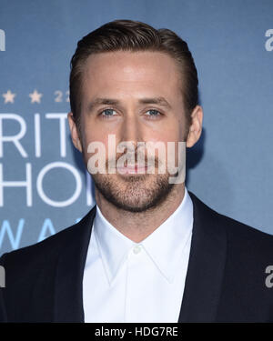 Santa Monica, California, Stati Uniti d'America. Undicesimo Dec, 2016. Ryan Gosling arriva per la XXII edizione critica' Choice Awards a Barker appendiabiti. Credito: Lisa O'Connor/ZUMA filo/Alamy Live News Foto Stock