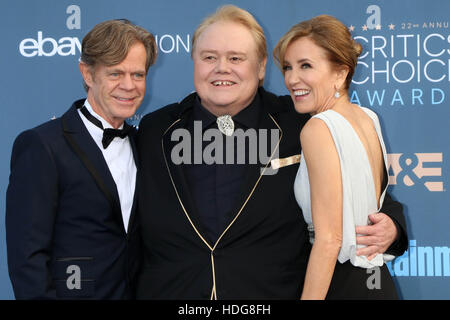 Santa Monica, California. Undicesimo Dec, 2016. William H Macy, Louie Anderson, Felicity Huffman alla XXII edizione critica' Choice Awards a Barker Hangar su dicembre 11, 2016 in Santa Monica, California. Credito: David Edwards/media/punzone Alamy Live News Foto Stock