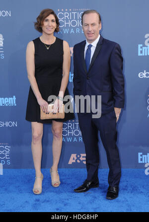 Santa Monica, California, Stati Uniti d'America. Undicesimo Dec, 2016. 12 Dicembre 2016 - Santa Monica, California - Bob Odenkirk. La XXII edizione critica' Choice Awards tenutosi a Barker Hangar. Photo credit: Birdie Thompson/AdMedia Credito: Birdie Thompson/AdMedia/ZUMA filo/Alamy Live News Foto Stock