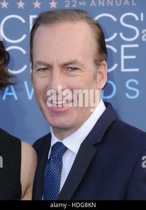 Santa Monica, California, Stati Uniti d'America. Undicesimo Dec, 2016. 12 Dicembre 2016 - Santa Monica, California - Bob Odenkirk. La XXII edizione critica' Choice Awards tenutosi a Barker Hangar. Photo credit: Birdie Thompson/AdMedia Credito: Birdie Thompson/AdMedia/ZUMA filo/Alamy Live News Foto Stock