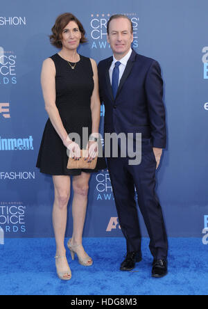 Santa Monica, California, Stati Uniti d'America. Undicesimo Dec, 2016. 12 Dicembre 2016 - Santa Monica, California - Bob Odenkirk. La XXII edizione critica' Choice Awards tenutosi a Barker Hangar. Photo credit: Birdie Thompson/AdMedia Credito: Birdie Thompson/AdMedia/ZUMA filo/Alamy Live News Foto Stock