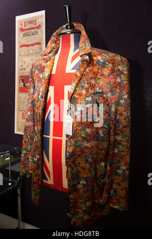 Knightsbridge, UK. 12 Dic, 2016. Una camicia di seta indossata da Keith Richards dal Rolling Stones a un photocall presso Bonhams precedendo di Entertainment Memorabilia Auction in Knightsbridge London Credit: Keith Larby/Alamy Live News Foto Stock