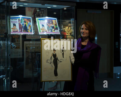 Knightsbridge, UK. 12 Dic, 2016. Un un acquerello e disegno a matita di Audrey Hepburn come Holly Golightly, stimato a £ 10.000-15,000. Lo schizzo, da Colazione da Tiffany costume supervisor Edith Head, è stato portato alla vita da designer Hubert de Givenchy, e indossato a grande effetto dalla Hepburn nel suo ruolo di Holly Golightly in un photocall presso Bonhams precedendo di Entertainment Memorabilia Auction in Knightsbridge London Credit: Keith Larby/Alamy Live News Foto Stock