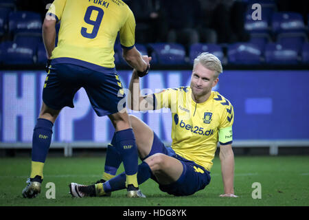 Copenhagen, Danimarca. Undicesimo Dec, 2016. Il calciatore Johan Larsson di Brøndby se visto in azione durante il ALKA Superliga match tra Brøndby se e FC Midtjylland a Brøndby Stadion. Credito: Kim M. Leland/Alamy Live News Foto Stock