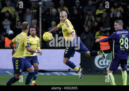 Copenhagen, Danimarca. Undicesimo Dec, 2016. Il calciatore Teemu Pukki di Brøndby se visto in azione durante il ALKA Superliga match tra Brøndby se e FC Midtjylland a Brøndby Stadion. Credito: Kim M. Leland/Alamy Live News Foto Stock