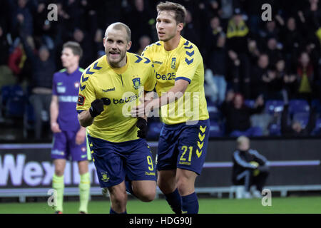 Copenhagen, Danimarca. Undicesimo Dec, 2016. Il calciatore Teemu Pukki (9) di Brøndby se visto in azione durante il ALKA Superliga match tra Brøndby se e FC Midtjylland a Brøndby Stadion. Credito: Kim M. Leland/Alamy Live News Foto Stock