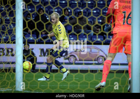 Copenhagen, Danimarca. Undicesimo Dec, 2016. Il calciatore Teemu Pukki di Brøndby se visto in azione durante il ALKA Superliga match tra Brøndby se e FC Midtjylland a Brøndby Stadion. Credito: Kim M. Leland/Alamy Live News Foto Stock