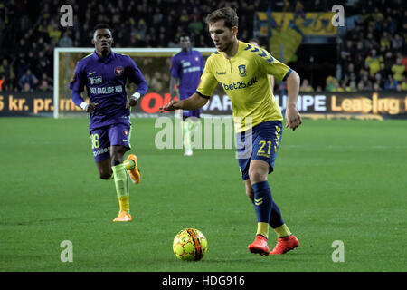 Copenhagen, Danimarca. Undicesimo Dec, 2016. Il calciatore Andrew Hjulsager (21) di Brøndby se visto in azione durante il ALKA Superliga match tra Brøndby se e FC Midtjylland a Brøndby Stadion. Credito: Kim M. Leland/Alamy Live News Foto Stock