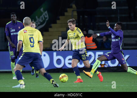 Copenhagen, Danimarca. Undicesimo Dec, 2016. Il calciatore Andrew Hjulsager (21) di Brøndby se visto in azione durante il ALKA Superliga match tra Brøndby se e FC Midtjylland a Brøndby Stadion. Credito: Kim M. Leland/Alamy Live News Foto Stock