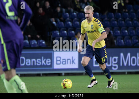 Copenhagen, Danimarca. Undicesimo Dec, 2016. Il calciatore Johan Larsson di Brøndby se visto in azione durante il ALKA Superliga match tra Brøndby se e FC Midtjylland a Brøndby Stadion. Credito: Kim M. Leland/Alamy Live News Foto Stock