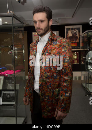 Knightsbridge, UK. 12 Dic, 2016. Charlie Cook modelli Porter una camicia di seta indossata da Keith Richards dal Rolling Stones a aÊphotocall presso Bonhams precedendo di Entertainment Memorabilia Auction in Knightsbridge London Credit: Keith Larby/Alamy Live News Foto Stock