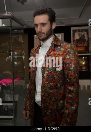 Knightsbridge, UK. 12 Dic, 2016. Charlie Cook modelli Porter una camicia di seta indossata da Keith Richards dal Rolling Stones a aÊphotocall presso Bonhams precedendo di Entertainment Memorabilia Auction in Knightsbridge London Credit: Keith Larby/Alamy Live News Foto Stock