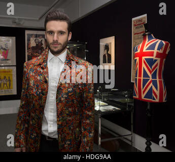 Knightsbridge, UK. 12 Dic, 2016. Charlie Cook modelli Porter una camicia di seta indossata da Keith Richards dal Rolling Stones a aÊphotocall presso Bonhams precedendo di Entertainment Memorabilia Auction in Knightsbridge London Credit: Keith Larby/Alamy Live News Foto Stock