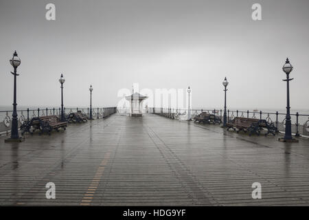 Swanage, Regno Unito. Il 12 dicembre 2016. Il molo vittoriano in Swanage questa mattina dopo la pioggia. Ci sono stati pochi visitatori a causa del cattivo tempo. Credito: Eva Worobiec/Alamy Live News Foto Stock