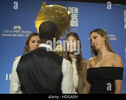 Beverly Hills, in California, Stati Uniti d'America. 12 Dic, 2016. Miss Golden Globe 2017 Scarlet Rose Stallone, Sophia Rose Stallone e Rose Sistina Stallone ascoltare Don Cheadle durante le candidature annuncio per la 74Annuale di Golden Globe Awards presso il Beverly Hilton Hotel il 12 dicembre 2016 a Beverly Hills, la California. Il Golden Globe Awards si terrà domenica 8 gennaio 2017 a Los Angeles.ARMANDO ARORIZO. Credito: Armando Arorizo/Prensa Internacional/ZUMA filo/Alamy Live News Foto Stock