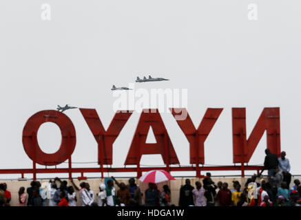 Nairobi, in Kenya. 12 Dic, 2016. Militari di jet fighter vola oltre Nyayo National Stadium durante le celebrazioni del 53 anniversario dell indipendenza nazionale, a Nairobi, in Kenya, il 12 dic. 2016. Credito: Pan Siwei/Xinhua/Alamy Live News Foto Stock