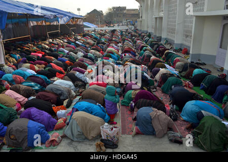 Il Kashmir. 12 Dic, 2016. Kashmir donne musulmane offrendo preghiere in Kashmir è più sacro santuario Hazratbal alla vigilia di Eid-e-Milad, o l'anniversario di nascita del Profeta Mohammad su dicembre 12, 2016 a Srinagar, Indiano Kashmir amministrato. Migliaia di musulmani provenienti da tutto il Kashmir visitare il santuario Hazratbal in Srinagar a pagare inchinavano davanti sull'Eid-e-Milad, o l'anniversario di nascita del profeta Maometto. Credito: Saqib Majeed/Alamy Live News Foto Stock