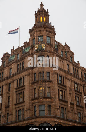 Knightsbridge, UK. 12 Dic, 2016. Regno Unito, meteo, noioso giorno oltre Harrods a Londra Credito: Keith Larby/Alamy Live News Foto Stock