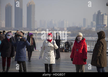 Di Jilin, Jilin, Cina. Il 7 dicembre, 2016. Di Jilin, CINA-dicembre 7 2016: (solo uso editoriale. Cina OUT) .Smog Songhua sartie fiume di Jilin, a nord-est della Cina di provincia di Jilin, dicembre 7th, 2016. © SIPA Asia/ZUMA filo/Alamy Live News Foto Stock