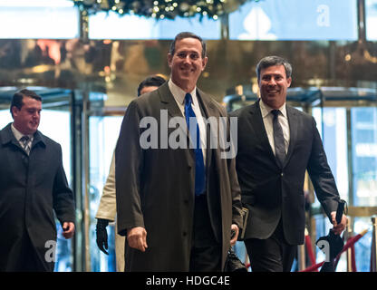 New York, Stati Uniti d'America. 12 Dic, 2016. Ex Stati Uniti il senatore Rick Santorum (Repubblicano della Pennsylvania) è visto nella lobby di Trump Tower a New York, NY, STATI UNITI D'AMERICA dopo il suo arrivo per un incontro con il presidente eletto Trump su dicembre 12, 2016. Credito: MediaPunch Inc/Alamy Live News Foto Stock