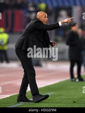 Roma, Italia. 12 Dic, 2016. Roma's head coach Luciano Spalletti reagisce durante un campionato italiano di una partita di calcio tra Roma e AC Milano a Roma, Italia, Dicembre 12, 2016. Roma ha vinto 1-0. © Alberto Lingria/Xinhua/Alamy Live News Foto Stock