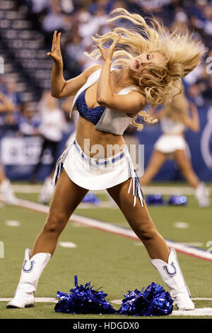 Indianapolis, Indiana, Stati Uniti d'America. Undicesimo Dec, 2016. Dicembre 11th, 2016 - Indianapolis, Indiana, Stati Uniti - Un Indianapolis Colts cheerleader esegue durante la NFL partita di calcio tra la Houston Texans e Indianapolis Colts a Lucas Oil Stadium. © Adam Lacy/ZUMA filo/Alamy Live News Foto Stock