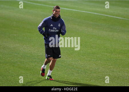 Il Real Madrid di Cristiano Ronaldo si riscalda durante una sessione di formazione a Yokohama, in Giappone il 12 Dic 2016. © Motoo Naka/AFLO/Alamy Live News Foto Stock