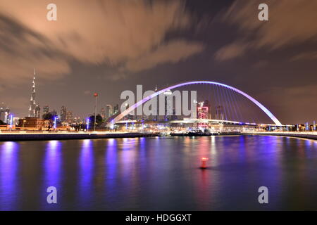 Skyline di Dubai di notte dal nuovo canale di Dubai, U.A.E Foto Stock