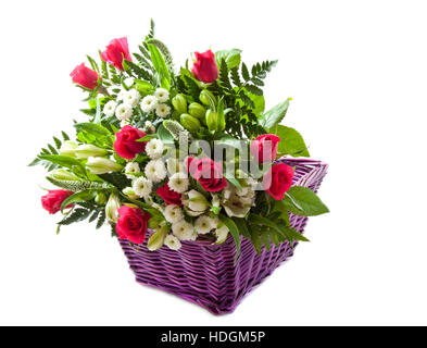 Bouquet colorati con le rose rosa nel cestello viola su bianco Foto Stock